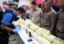 ผู้ว่าฯกระบี่นำแถลงจับกุมผู้ค้ายาเสพติดรายสำคัญ 3 คน พร้อมยาบ้า 300,000 เม็ด ตบตาเจ้าหน้าที่ลอบขนส่งทางรถทัวร์โดยสารประจำทางสายเชียงใหม่-ภูเก็ต