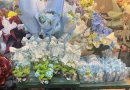 “ตลาดดอกไม้สี่มุมเมือง” ศูนย์รวมดอกไม้สด ดอกไม้ประดิษฐ์ พวงมาลัย และสังฆภัณฑ์ครบวงจร ขอเชิญเลือกซื้อมาลัยและของขวัญต้อนรับวันแม่ เปิดให้บริการทุกวันตลอด 24 ชั่วโมง