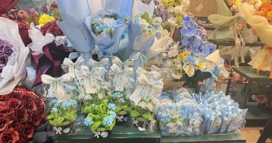“ตลาดดอกไม้สี่มุมเมือง” ศูนย์รวมดอกไม้สด ดอกไม้ประดิษฐ์ พวงมาลัย และสังฆภัณฑ์ครบวงจร ขอเชิญเลือกซื้อมาลัยและของขวัญต้อนรับวันแม่ เปิดให้บริการทุกวันตลอด 24 ชั่วโมง